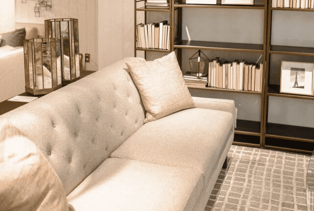 ספרייה, שידת ספרים, ספה בצבע שמנת