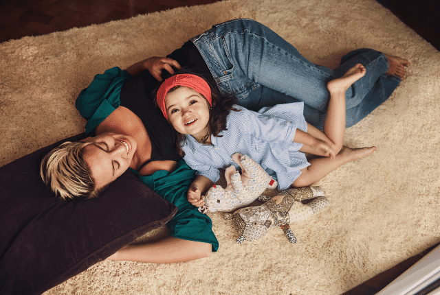 שטיח נקי, אמא ובת, אווירה בייתית